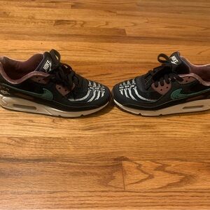 Nike Black and Green Sneakers